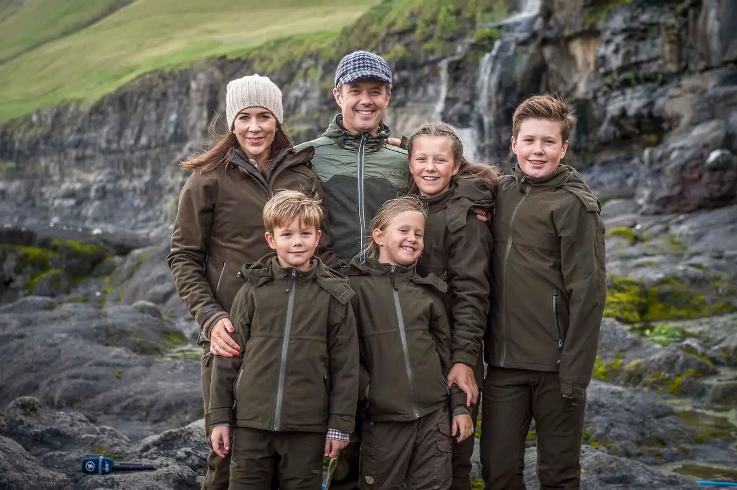 Alle kronprinseparrets fire børn: prins Christian, prins Vincent, prinsesse Isabella og prinsesse Josephine går på Tranegårdskolen i Hellerup. Her ses hele familien samlet på Færøerne i sommer.