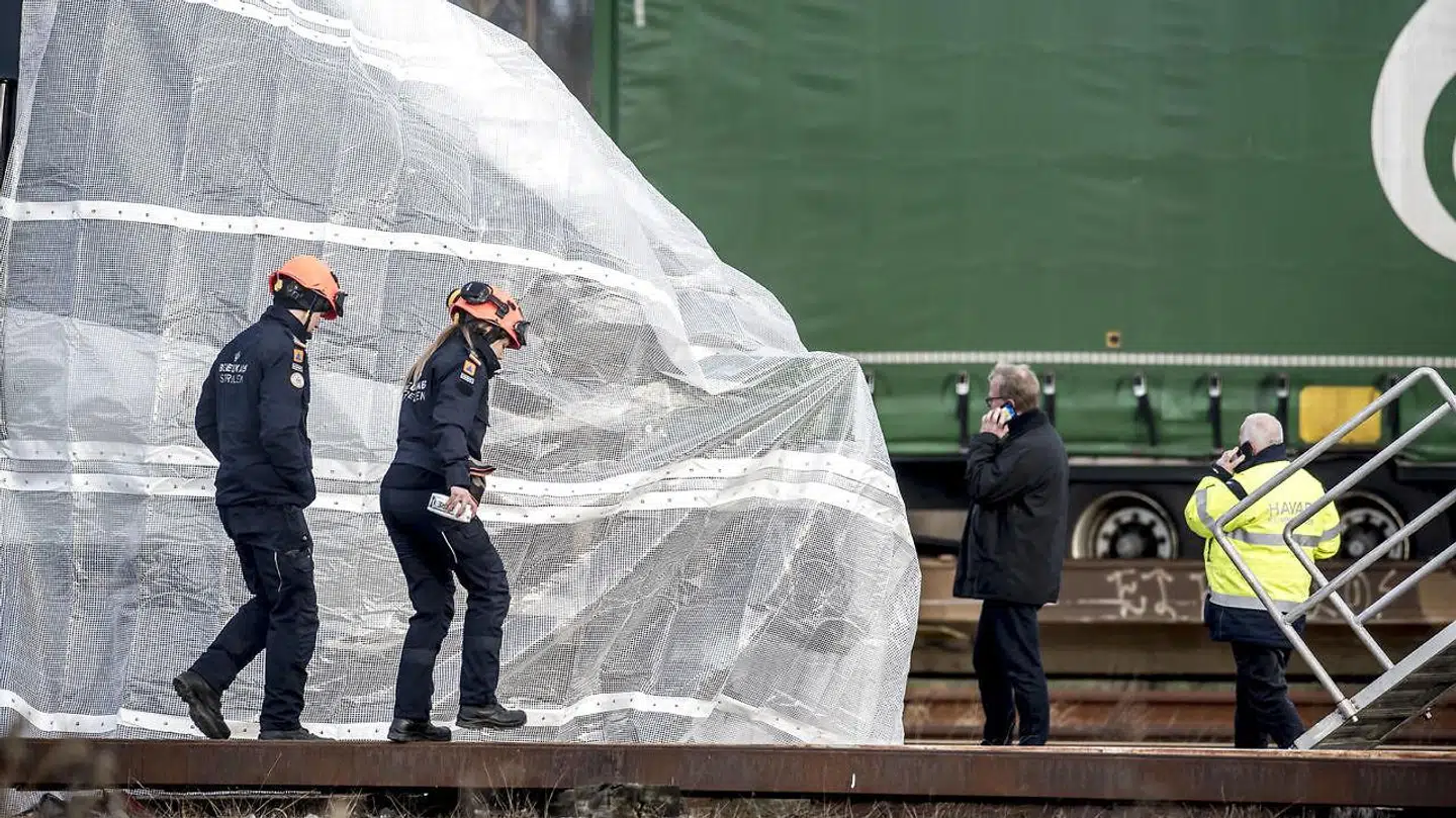 Toget fra ulykken holder afdækket i Nyborg efter togulykke på Storebæltsbroen.