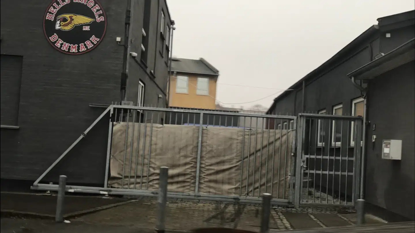 Hells Angels' topsikrede rockerborg på Siljangade. Vinduer er muret til, og der er opført jernport og pullerter. Foto: B.T.