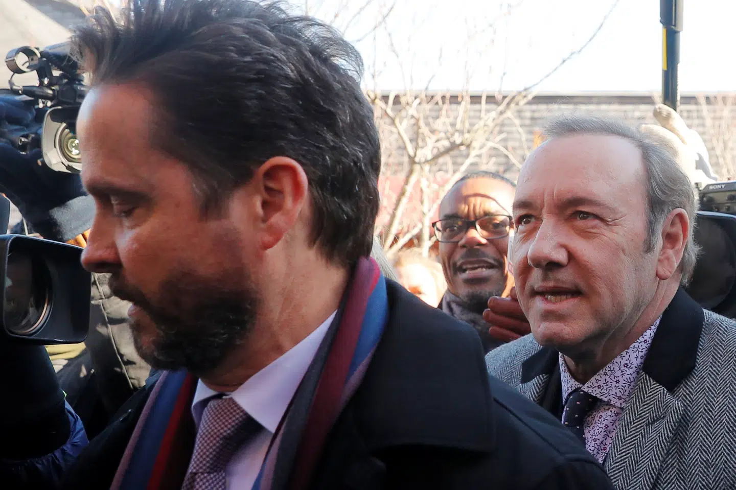 Skuespilleren Kevin Spacey ankommer til en høring i en sag om et seksuelt overgreb mod en 18-årig ved retten i Nantucket. Brian Snyder/Reuters