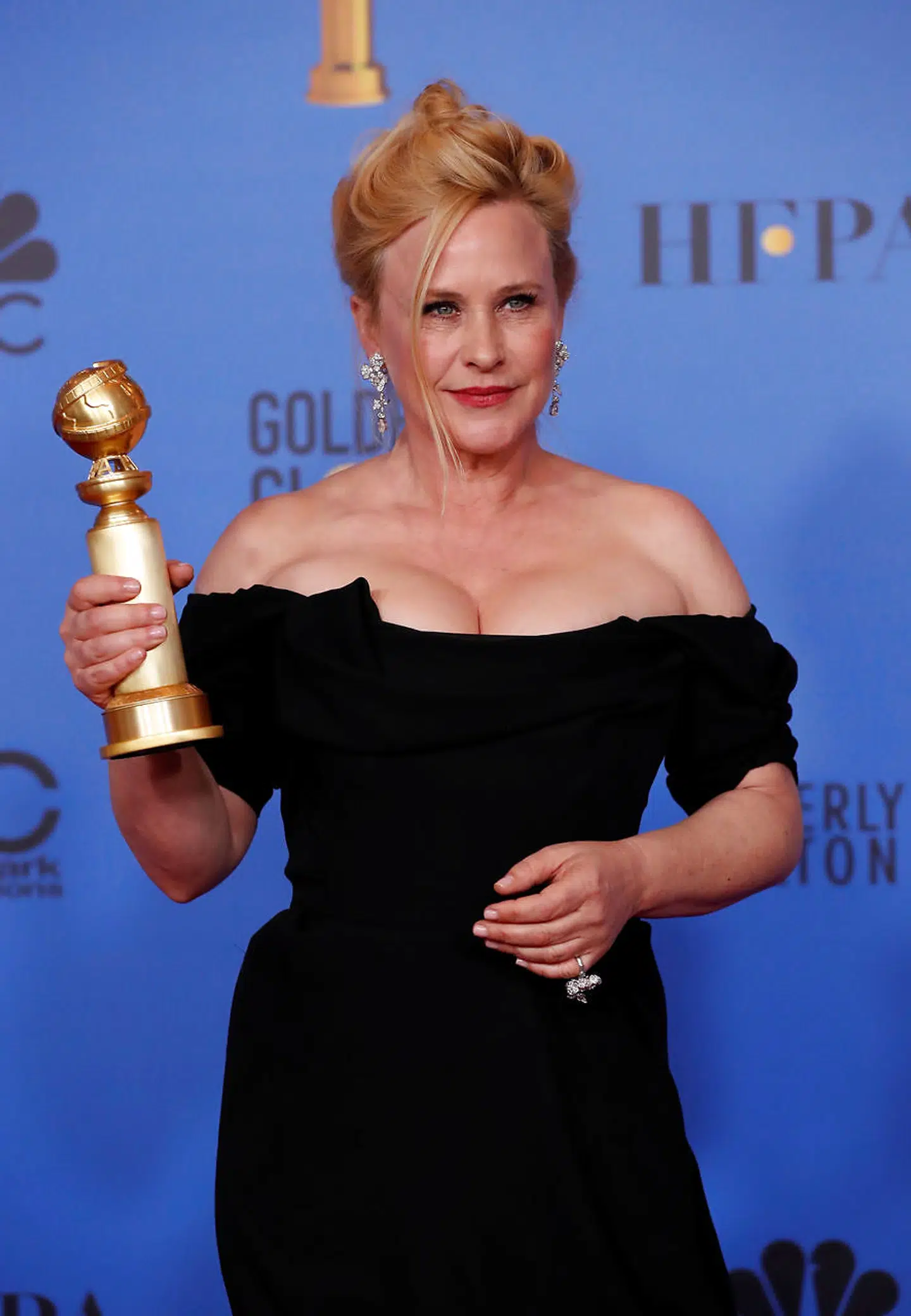 Patricia Arquette poserer med sin statuette, efter hun vandt for bedste skuespillerinde i en miniserie. Hun vandt for serien Ecape at Dannemora. REUTERS/Mario Anzuoni