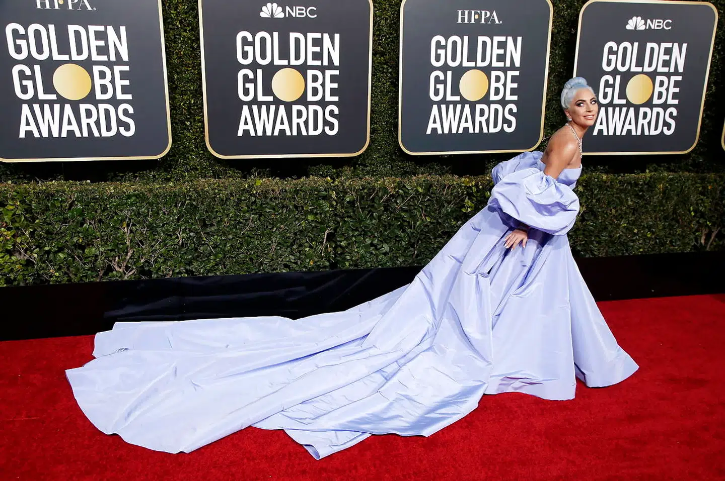 Verdensstjernen og sangerinden Lady Gaga ankommer her til showet - i noget af en kjole. Flot ser den ud.