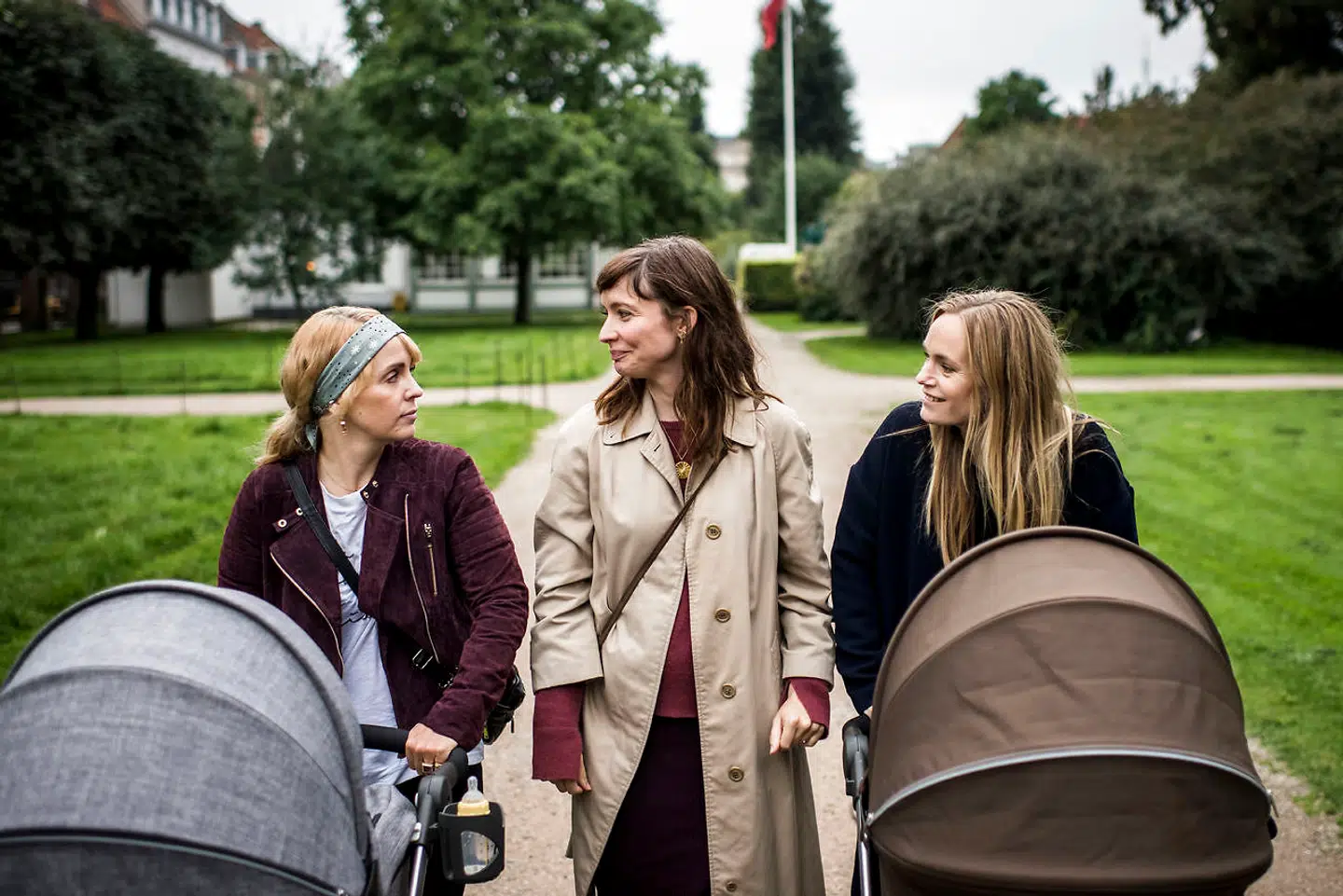Julie Ølgaard (tv.) sammen med Neel Rønholt og Laura Christensen.