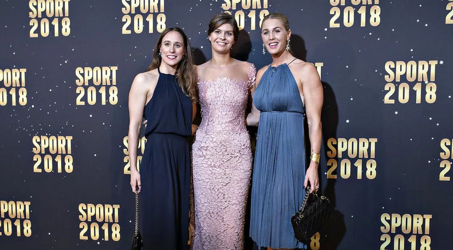 Lotte Friis sammen med svømmekollegerne Rikke Møller Pedersen (tv) og Jeanette Ottesen (th).