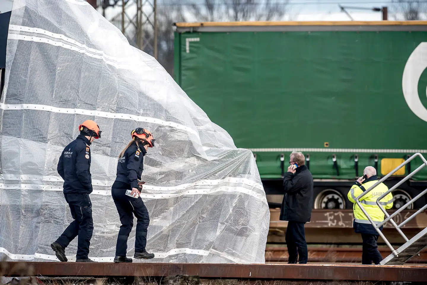Toget fra ulykken holder afdækket i Nyborg efter togulykke på Storebæltsbroen.
