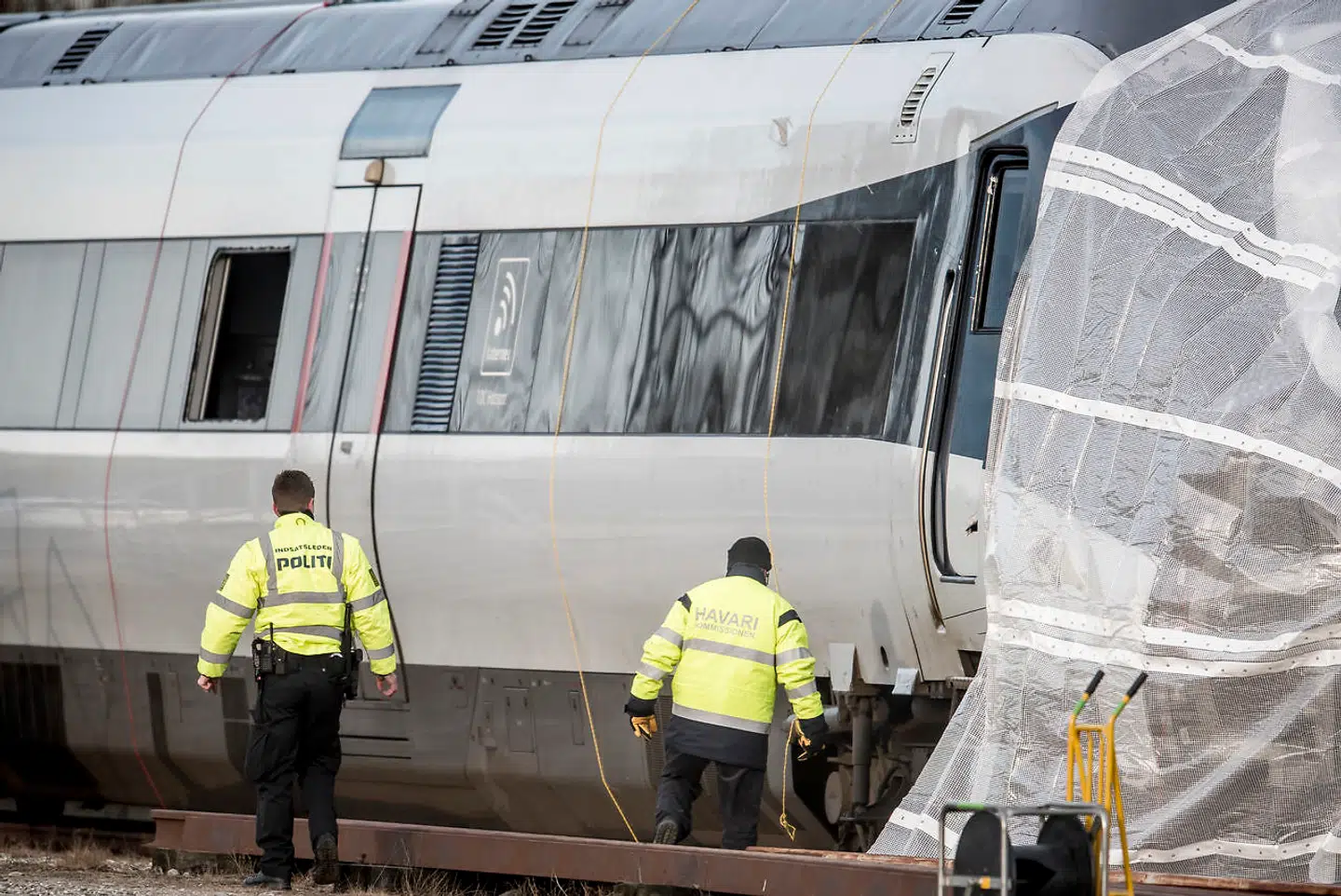 Toget fra ulykken holder afdækket i Nyborg efter togulykke på Storebæltsbroen.