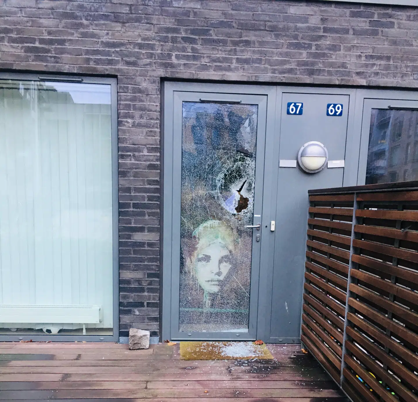 Her et billede af episoden, hvor der røg en sten gennem ruden på Kenny Drews Vej nummer 67, hvor Nicki Bille bor
