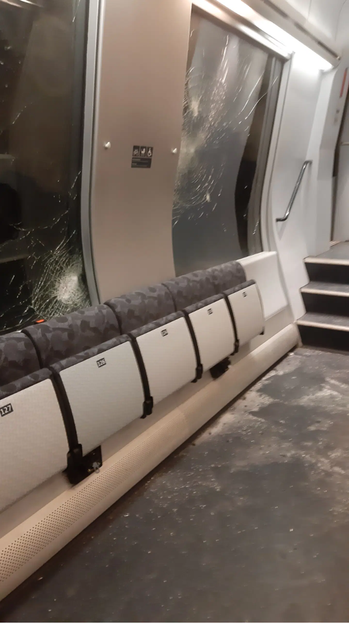 Kupe nummer to i det tog, der forulykkede på Storebæltsbroen onsdag morgen. Her var passageren Heidi Zumbush, der har taget billedet.