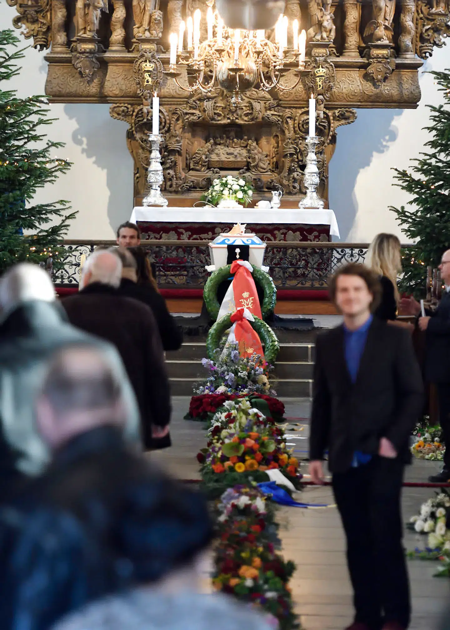 Eventyreren og forfatteren Troels Beha Erichsen Kløvedal blev begravet fra Holmens Kirke i København, torsdag den 3. januar 2019. I kirken var lagt en lang række buketter fra venner og familie. Heriblandt også to kranse fra kongehuset.