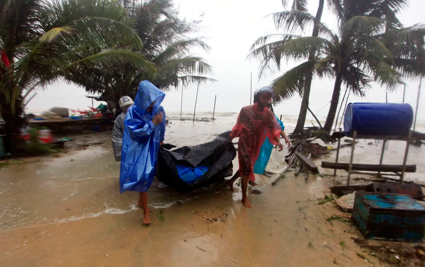 Lokale kæmper mod vandmasserne under stormen Pabuk, der har ramt Thailand fredag. Stormen har vindstød på op til 104 kilometer i timen