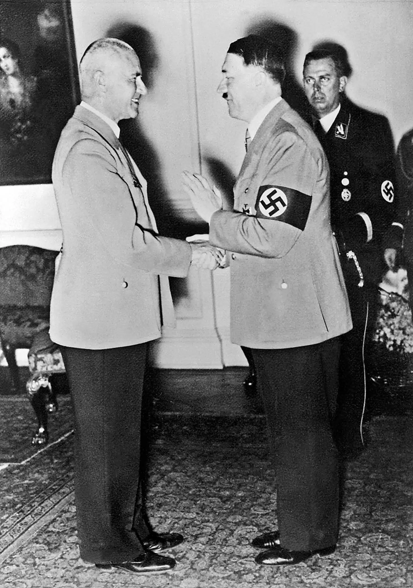 Adolf Hitler giver hånden til Wilhelm Frick, som i løbet af krigen endte som en af de øverste instanser i nazisternes net af koncentrationslejre, hvor millioner af jøder blev myrdet.