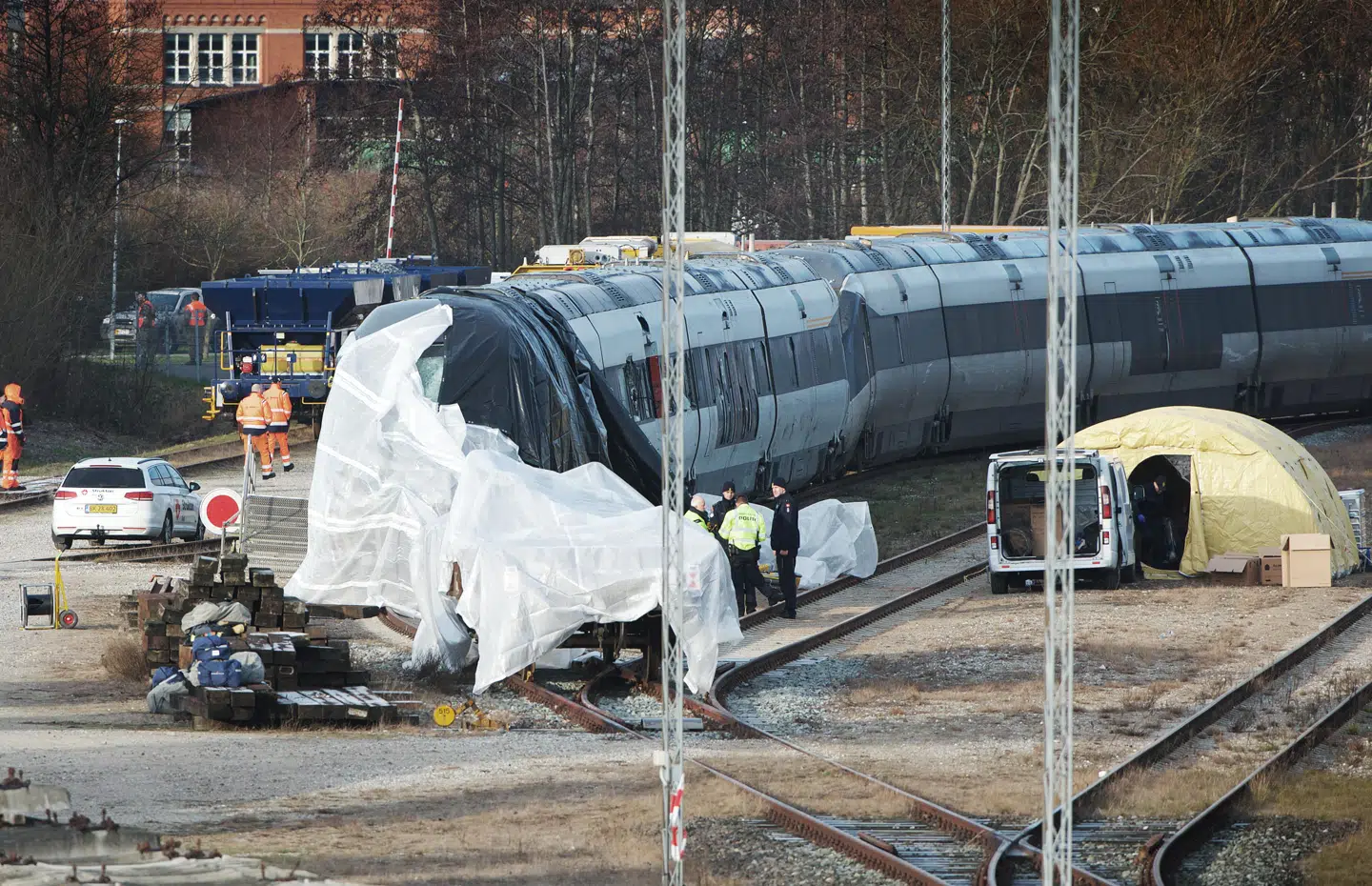ICL 210 holder nu på rangerområdet ved Nyborg Station. Havarikommissionens folk arbejder på højtryk på stedet, mens området bliver bevogtet af politi og folk fra Hjemmeværnet.Foto: Sonny Munk Carlsen