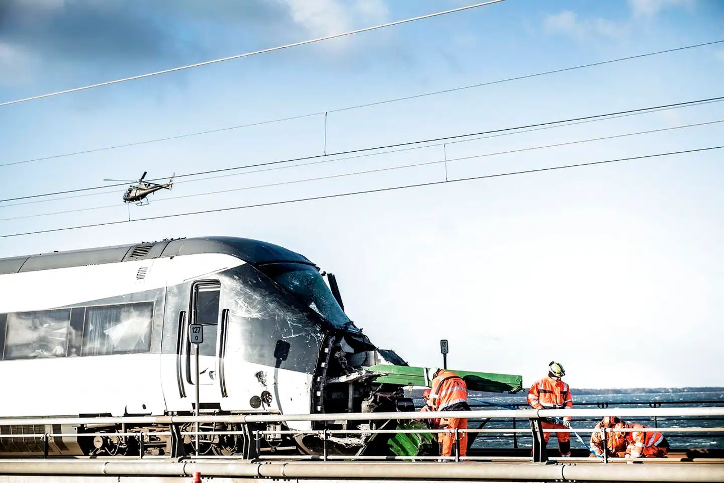 Togulykke ved Storebæltsbroen onsdag den 2. januar 2019. Seks mennesker har mistet livet i en togulykke på Storebæltsbroen onsdag morgen. 16 personer er blevet kvæstet. Det meddeler Fyns Politi, der dermed bekræfter tidligere oplysning om dræbte fra DSB.. (Foto: Tim Kildeborg Jensen/Ritzau Scanpix). (Foto: Tim K. Jensen/Ritzau Scanpix)