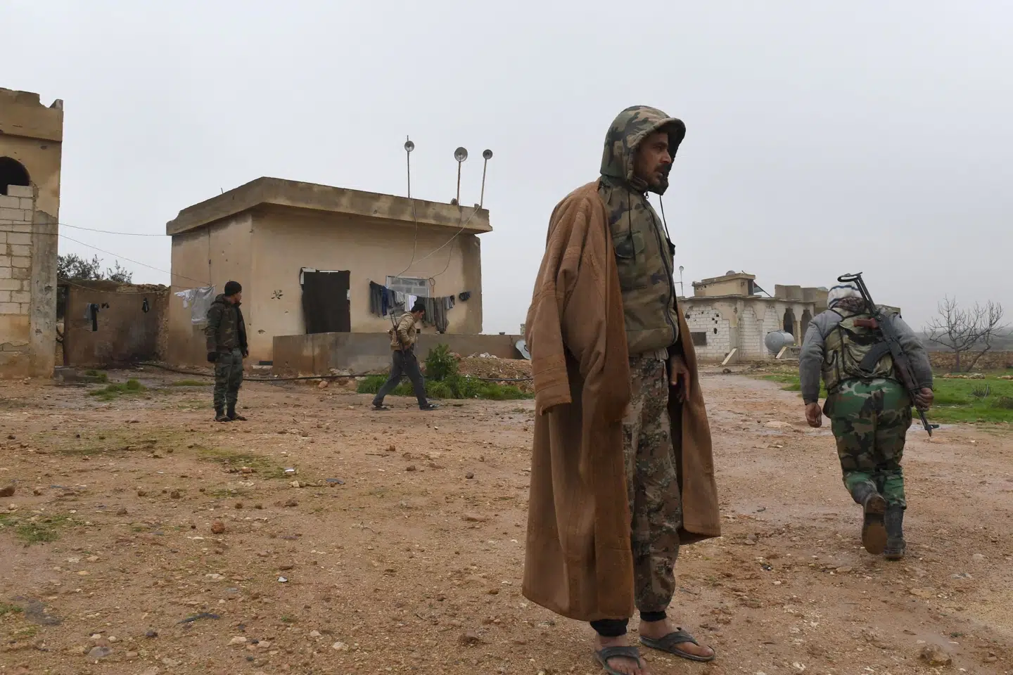 Syriske regeringsstyrker i et landområde syd for Manbij, som den kurdiske YPG-milits nu har trukket sig ud fra. Truslen om en tyrkisk offensiv fik kurderne til at forsøge at indgå en ny alliance med regeringen i Damaskus, efter USA's melding om, at de amerikanske soldater forlader Syrien. -/Ritzau Scanpix