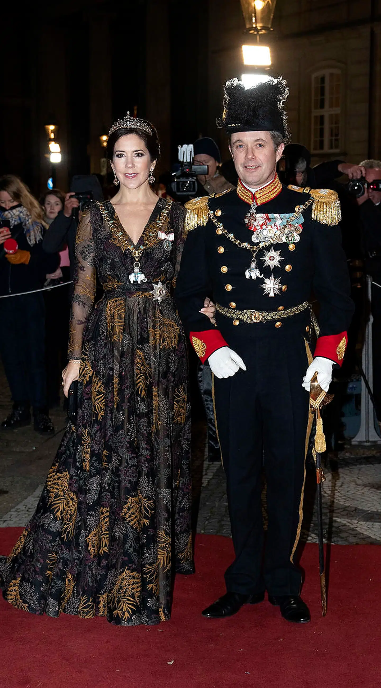Kronprinsparret ankommer til aftenens festligheder på Amalienborg.