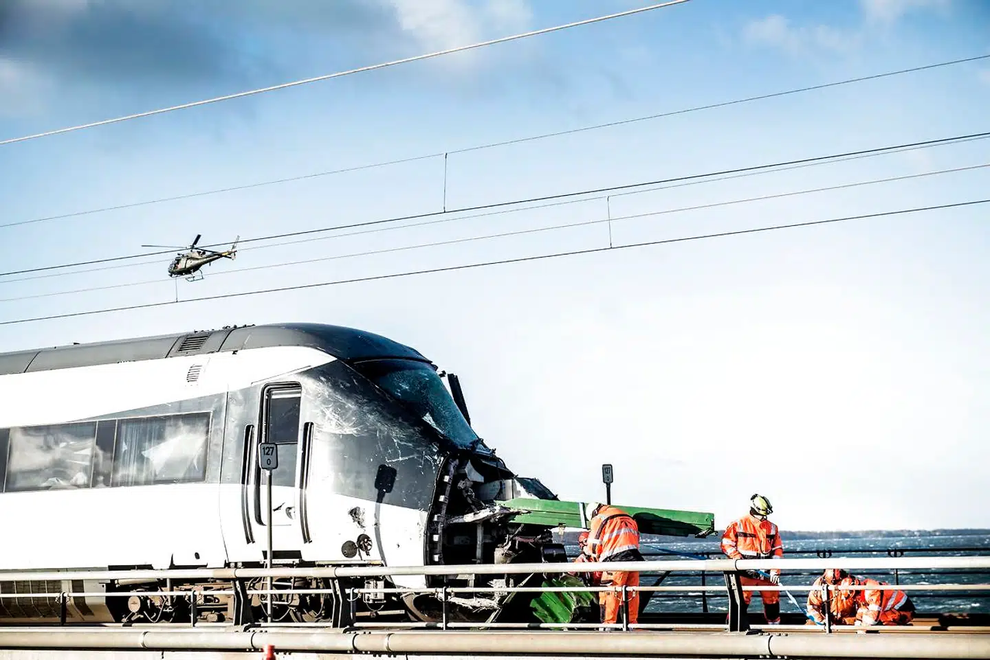 Den værste togulykke i over 30 år indtraf onsdag morgen på Storbæltsbroen, da et passagertog ramte en væltet trailer fra et godstog, men hvad der mere præcis er sket, vides endnu ikke.