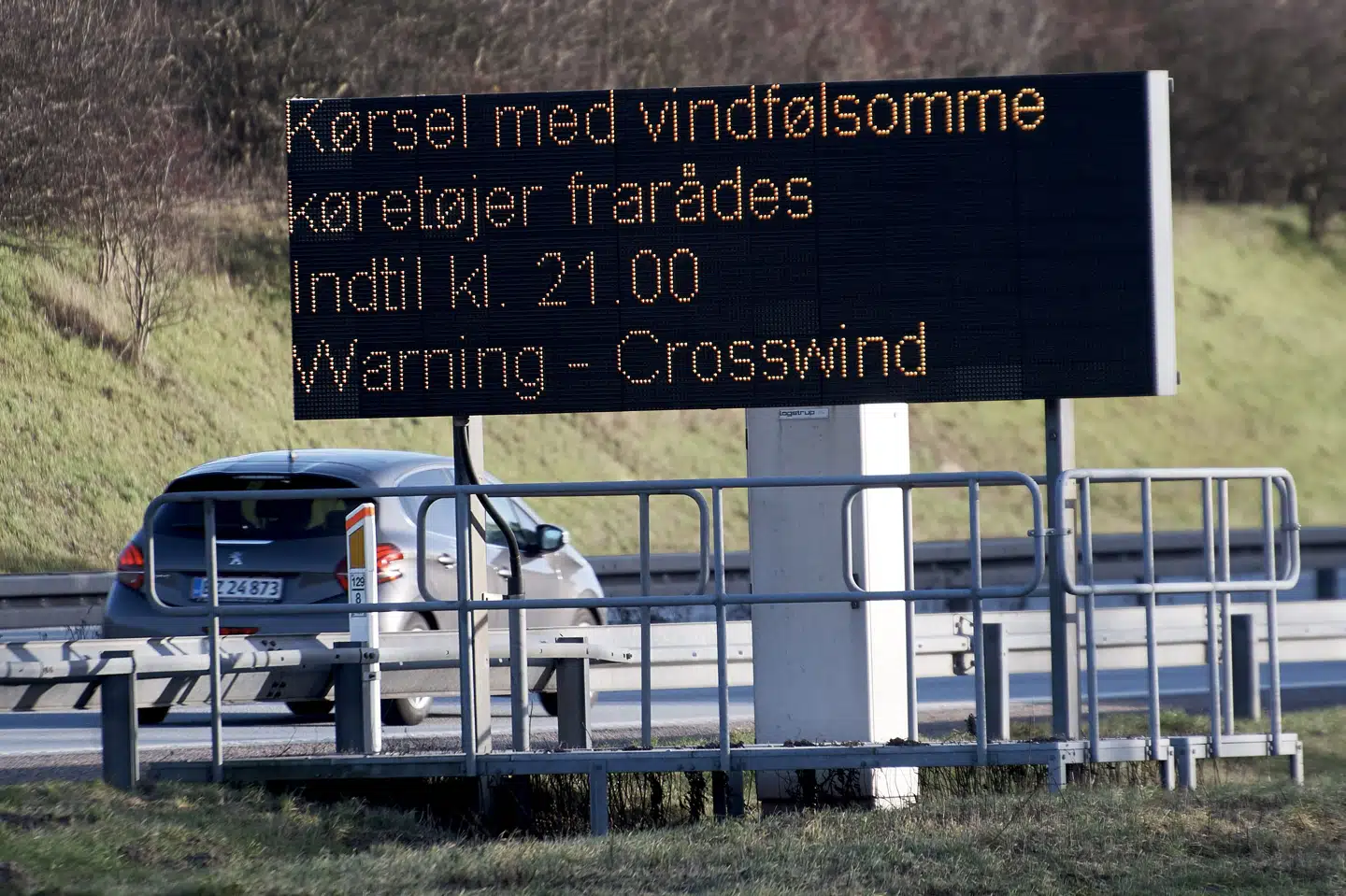 Kraftig vind på tværs af Storebælt og Øresund medførte natten til onsdag lukning for al trafik på broerne. Foto er fra tirsdag eftermiddag, hvor bilister blev advaret om risiko for kraftig sidevind på broen over Storebælt. Robert Wengler/Ritzau Scanpix