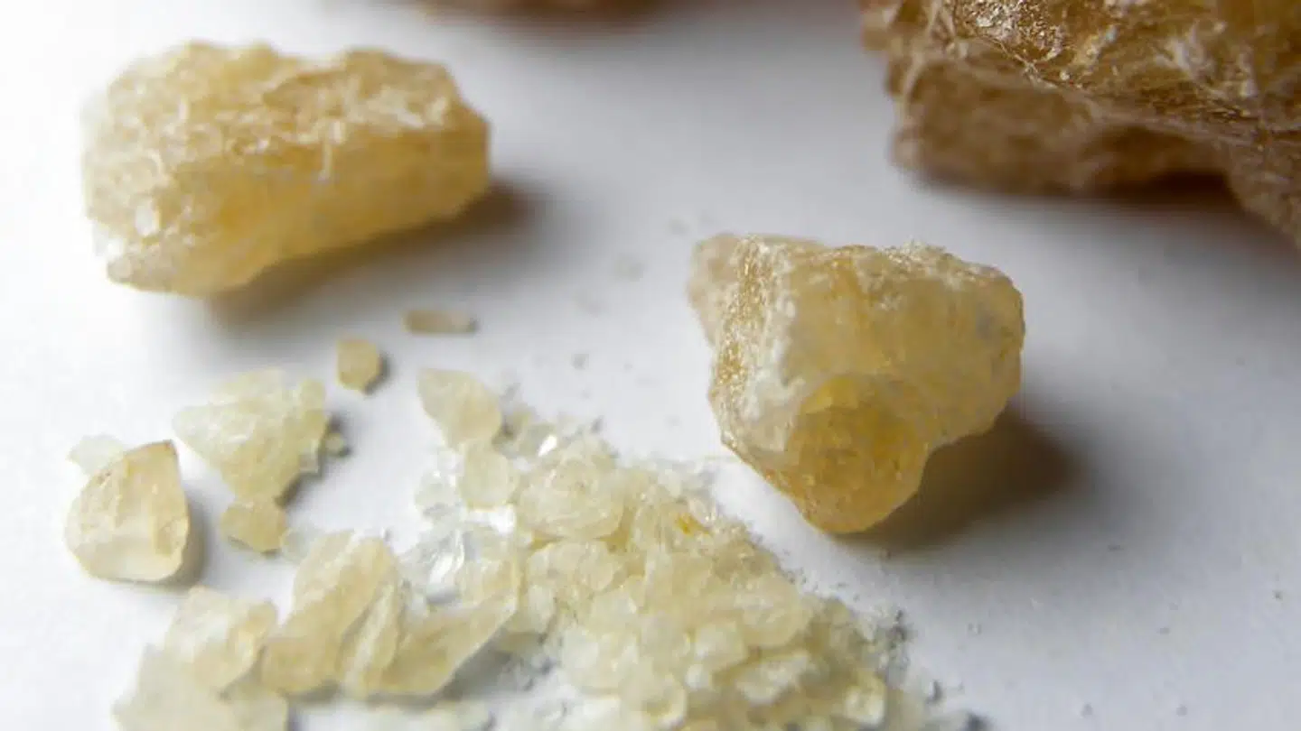 MDMA i krystaliseret form. MDMA er det aktive stof i ecstasy og kan enten opløses i drikkevarer, sniffes eller spises. Arkivfoto