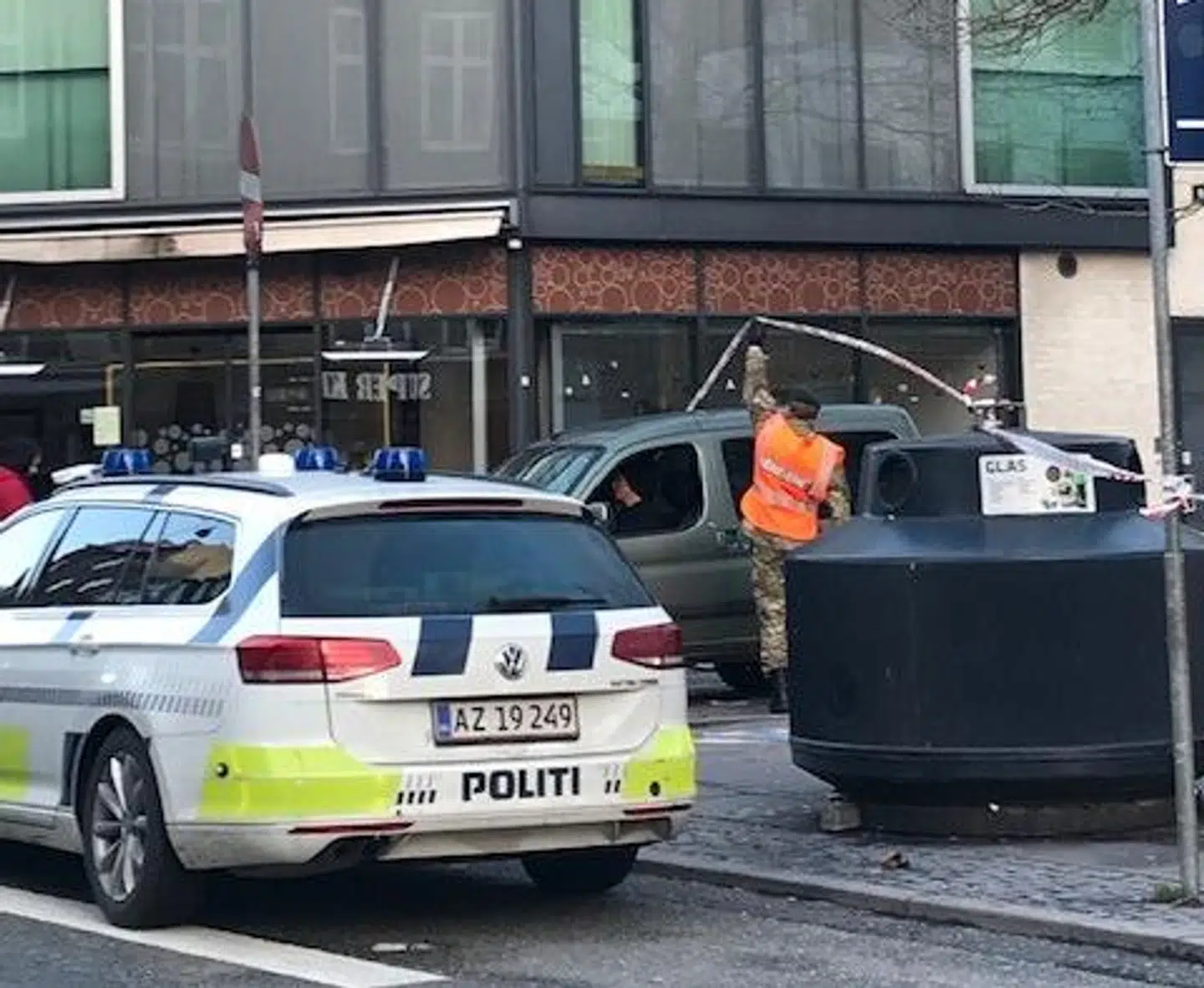 Tirsdag formiddag er området, hvor en ung mand blev dræbt og tre andre såret, fortsat afspærret. I stedet for betjente, holder hjemmeværnet nu vagt rundt om det afspærrede område ved Gothersgade og Borgergade i det Indre København.