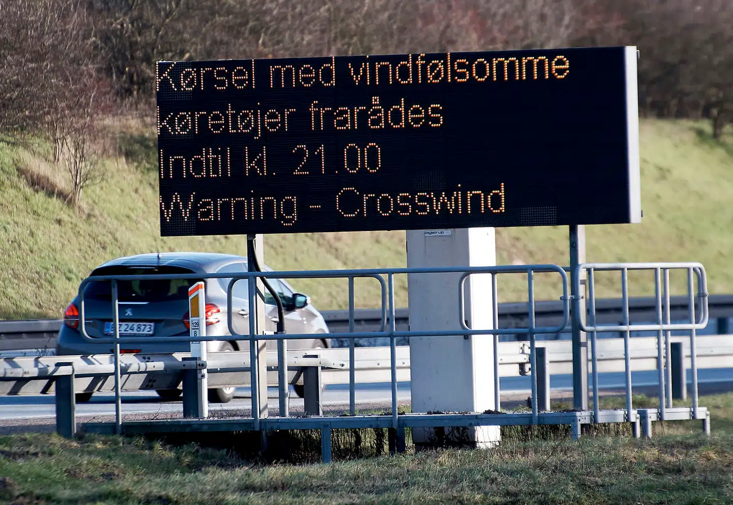 Advarselstavle ved Storebæltsbroen ved Nyborg, tirsdag middag den 1. januar 2019. Storebæltsbroen risikerer at lukke for trafik i fire timer tirsdag eftermiddag. Det skriver selskabet bag forbindelsen tirsdag formiddag. Det er den kraftige blæst, der er årsag til varslingen, som er gået ud via Twitter.. (Foto: Robert Wengler/Ritzau Scanpix)