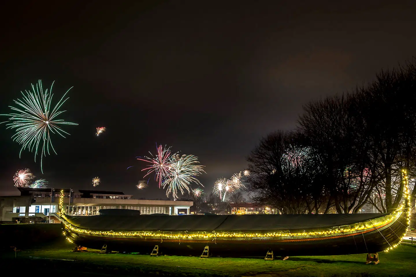 Fyrværkeri fyres af over Roskilde nytårsaften, mandag den 31. december 2018.