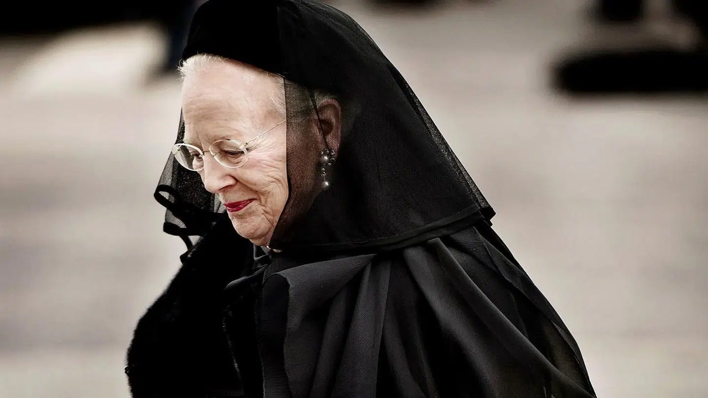 ARKIV: Dronning Margrethe ses her ankomme til Christiansborg Slotskirke, hvor Prins Henriks båre stod fra fredag den 16. februar indtil bisættelsen den 20. februar.