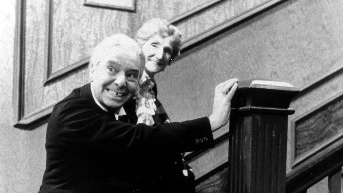 '90-års fødselsdagen' er fra 1961. Skuespillerne May Warden og Freddie Frinton spiller henholdvis Miss Sophy og butleren James.