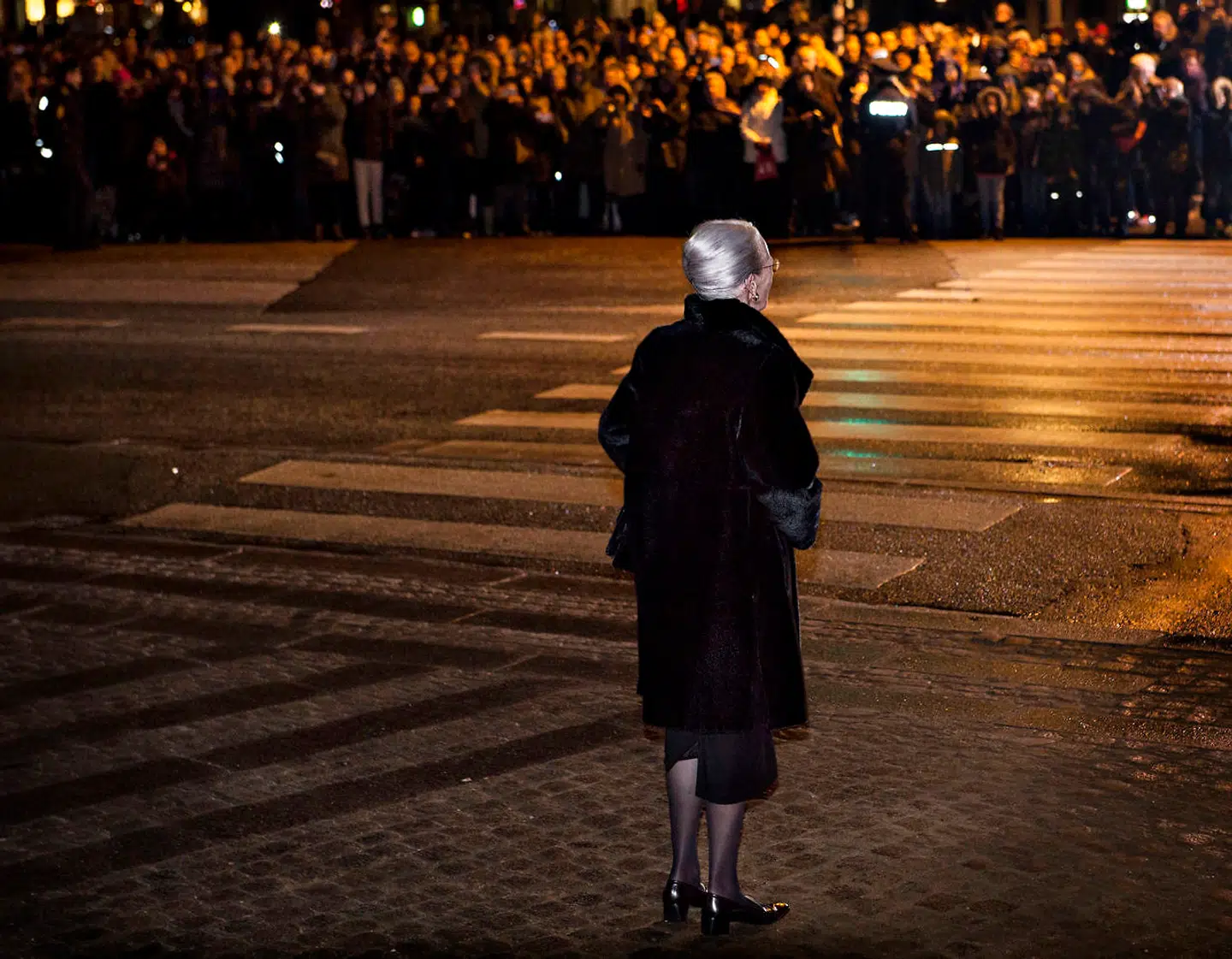 Dronning Margrethe venter på, at Prins Henriks kiste som skal ankomme til Christiansborg Slotskirke, hvor han lå Castrum Doloris.