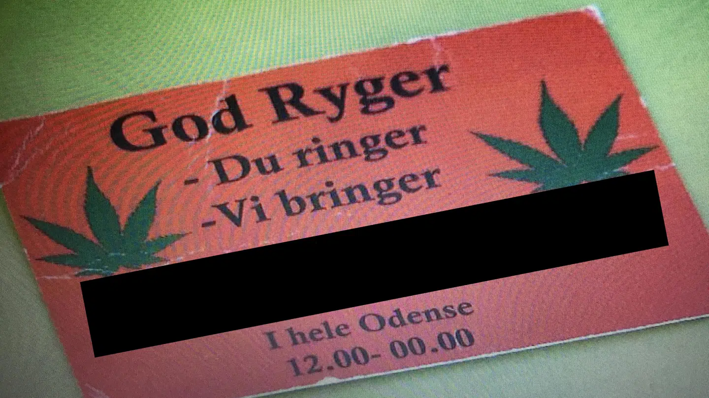 Det er f.eks. visitkort som dette, narkohandlerne efterlader på skolerne. Foto: Torben Vangsted