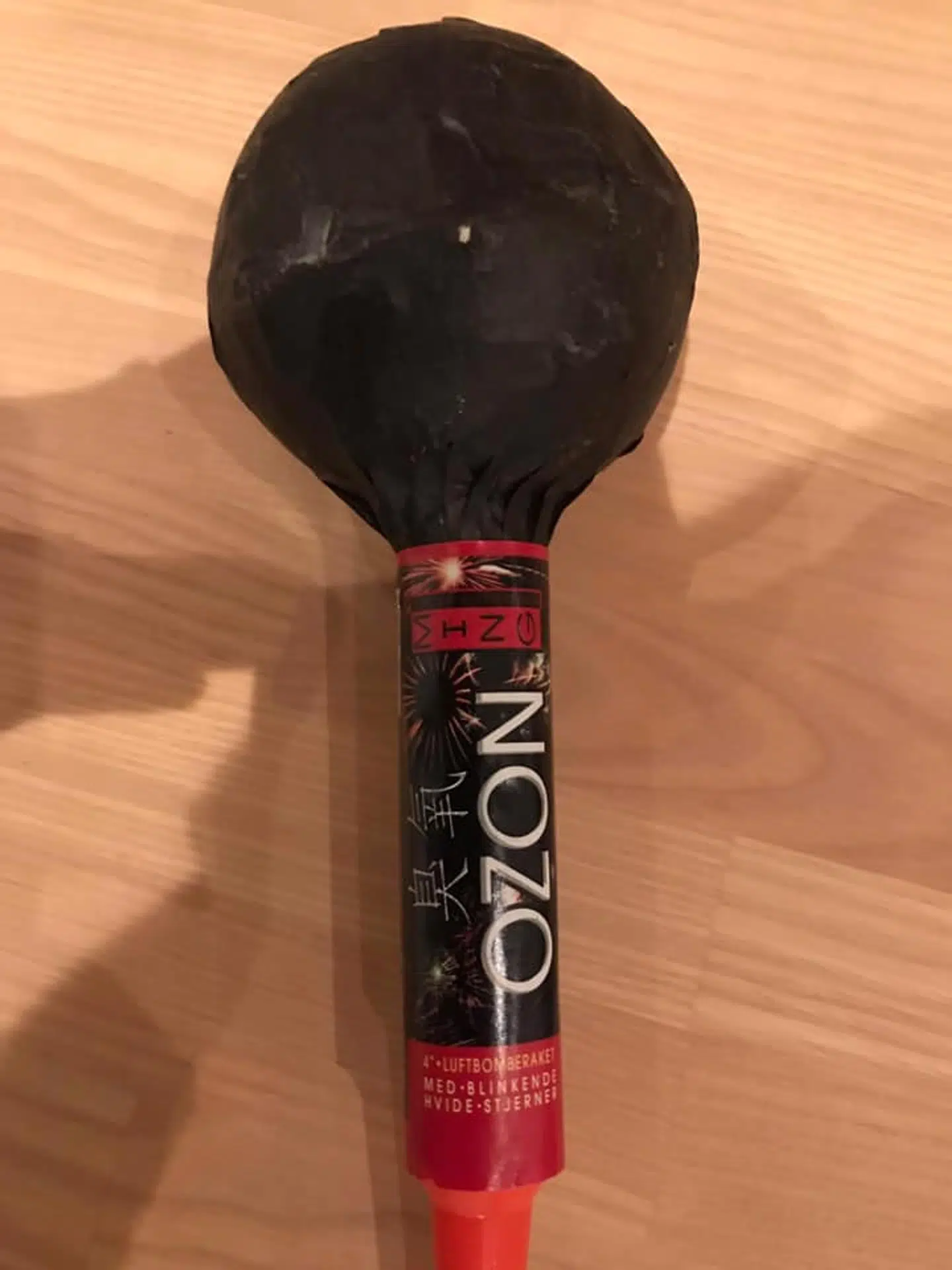 Det var denne type raket - ’Ozon 4” luftbomberaket med blinkende hvide stjernrer’ - , der sprang i luften på jorden.