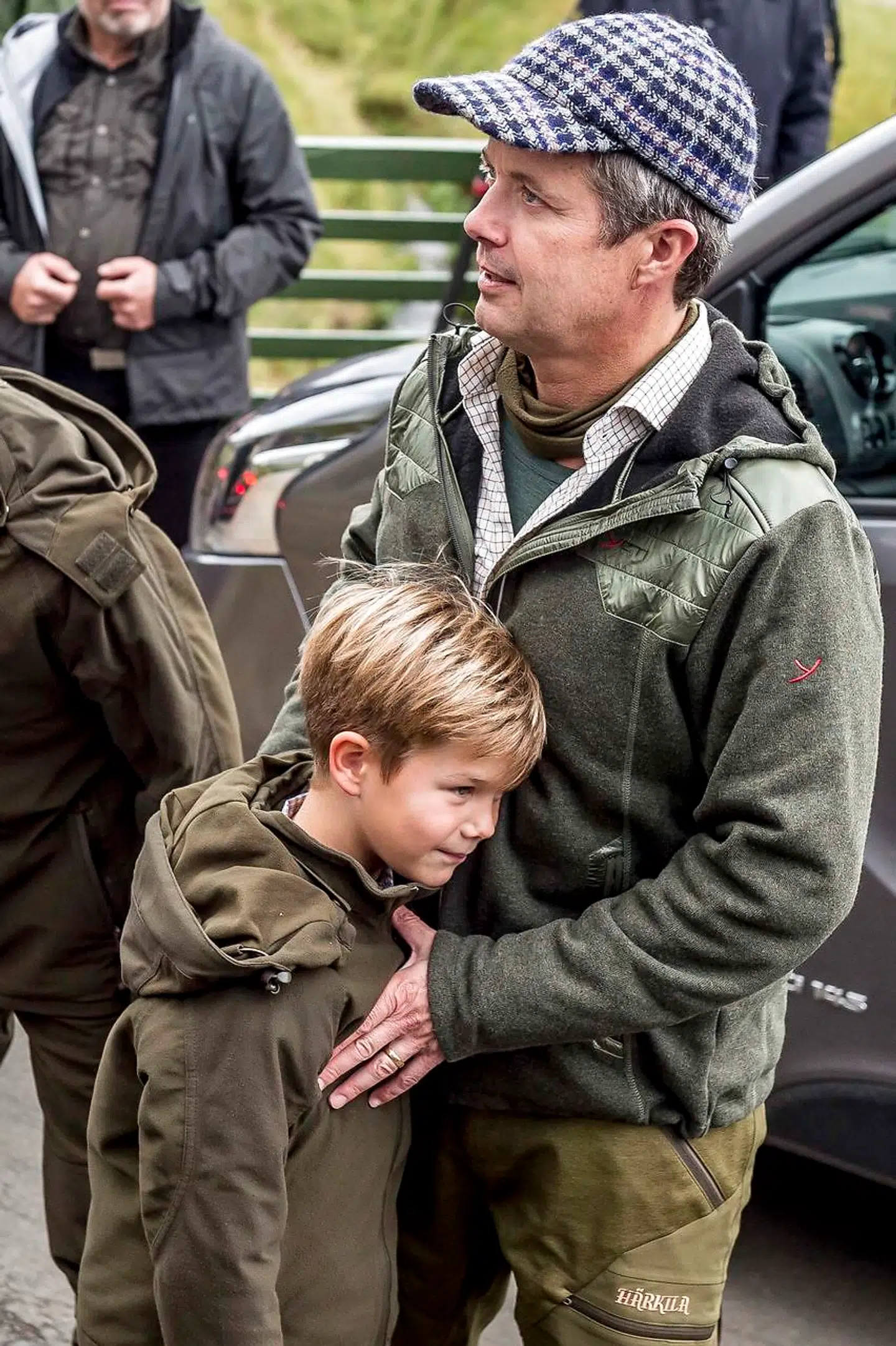 Prins Vincent med sin far, kronprins Frederik under familiens besøg på Færøerne i august.