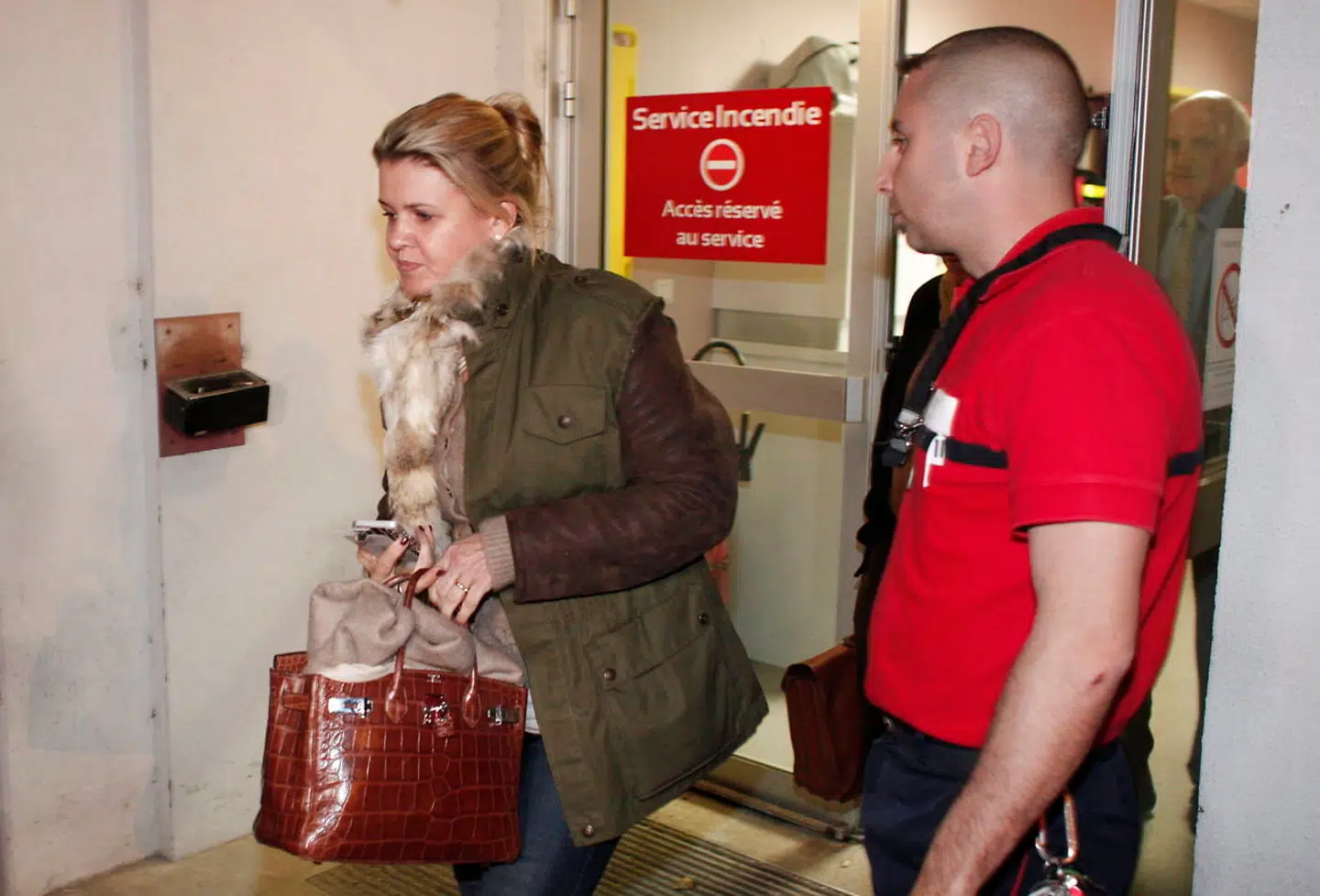 Michael Schumachers kone, Corinna Schumacher, forlader her hospitalet i Grenoble, hvor Michael Schumacher var indlagt efter sin skiulykke, 2. januar 2014.