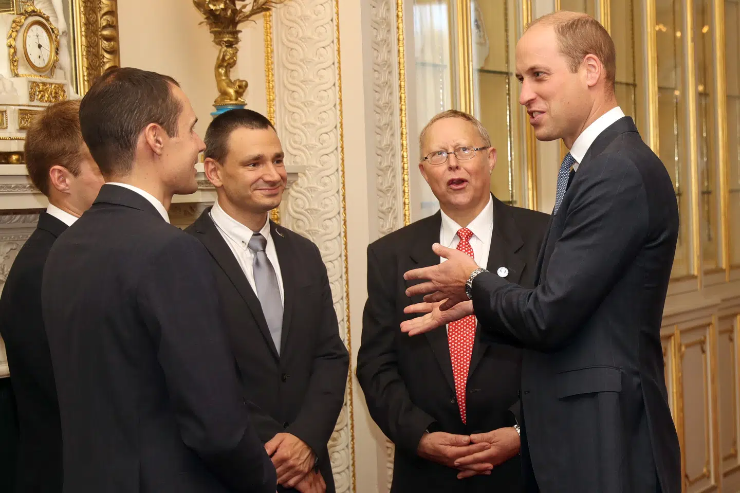 Storbritanniens prins William (til højre) mødtes i oktober en flere af de britiske dykkere, der i juni var med til at befri 12 thailandske fodbolddrenge fra en grotte. Jon Bond/Ritzau Scanpix