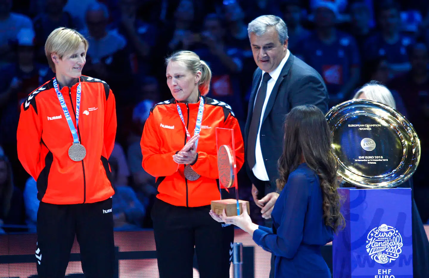 Lene Rantala og Helle Thomsen på sejrspodiet efter Holland ved håndbold-EM havde vundet bronzemedaljer.