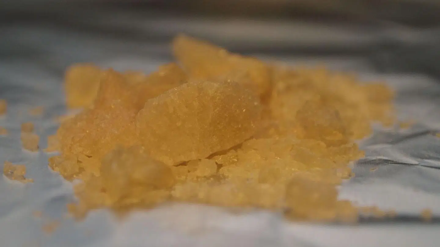 MDMA - som er det aktive stof i ecstasy - her i krystaliseret form. MDMA kan enten sniffes, spises eller drikkes. Foto: Wikimedia Commons