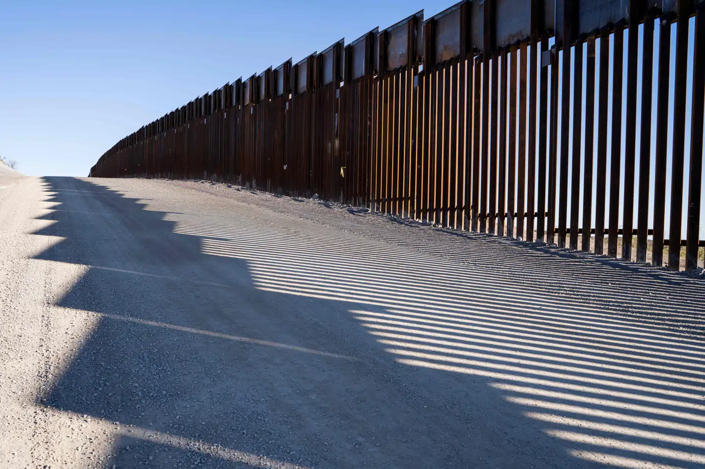 Billedet her viser et metalhegn, der skiller den mexicanske og den amerikanske grænse. Står det til præsident Donald Trump skal der bygges en mur langs hele grænsen. Paul Ratje/Ritzau Scanpix