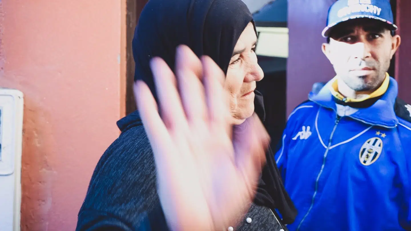 Aziza Ben Mbark og hendes søn Rachid, bror til den hovedmistænkte ekstremist, har sagt, hvad de kan sige til B.T.s udsendte. Nu kan hun ikke klare mere.