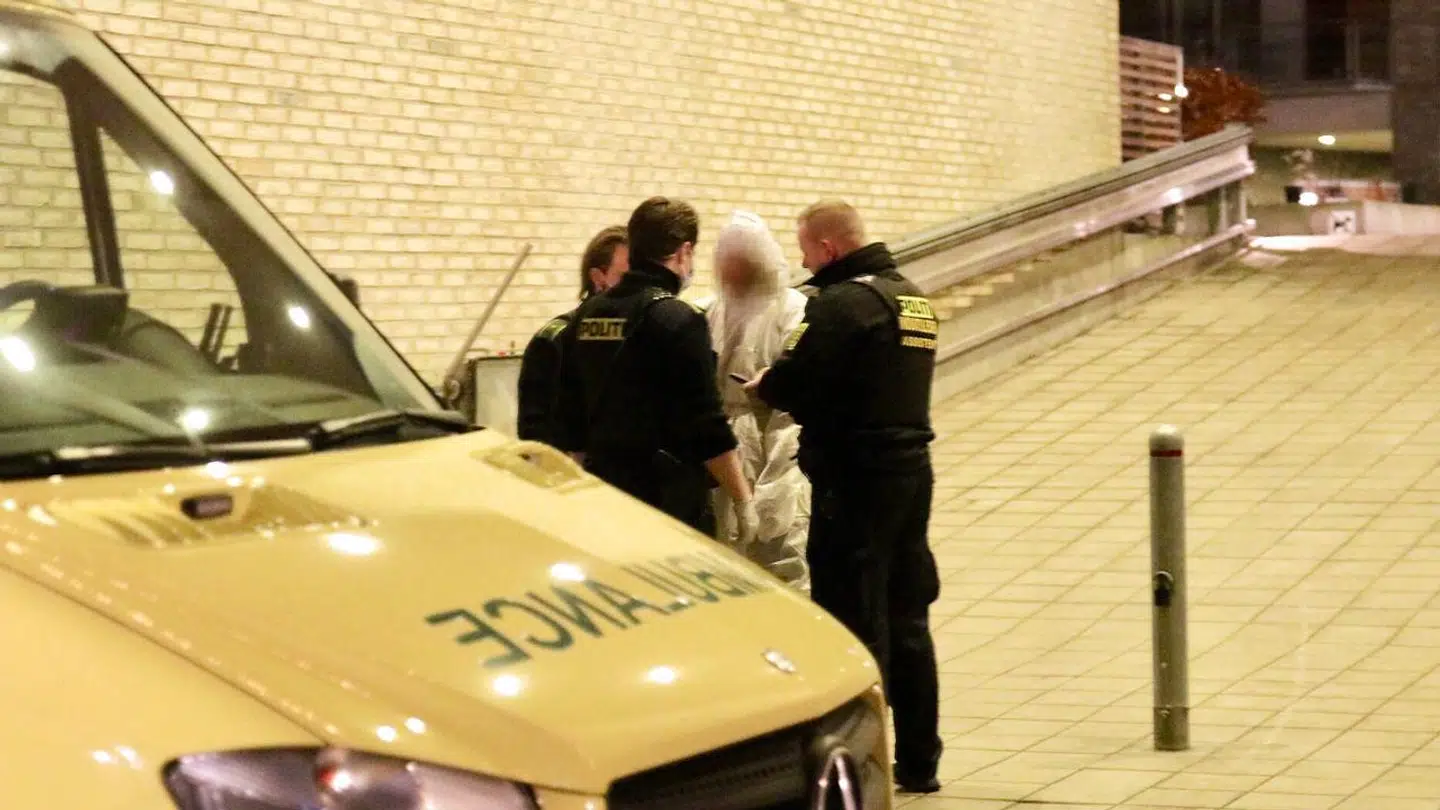 Sluseholmen i København, onsdag den 26. december 2018. En person er natten til onsdag hentet i ambulance fra en lejlighed ved Sluseholmen, der tilhører fodboldspilleren Nicki Bille. Det bekræfter central efterforskningsleder ved Københavns Politi Bjarke Madsen. Politiet kan tidligt onsdag morgen ikke oplyse noget om personens identitet og altså heller ikke, om den tilskadekomne person er Nicki Bille. - Der er hentet en person i ambulance, og politiet arbejder på stedet med teknikerudstyr, og det er faktisk også, hvad jeg kan sige på nuværende tidspunkt, siger efterforskningslederen.
