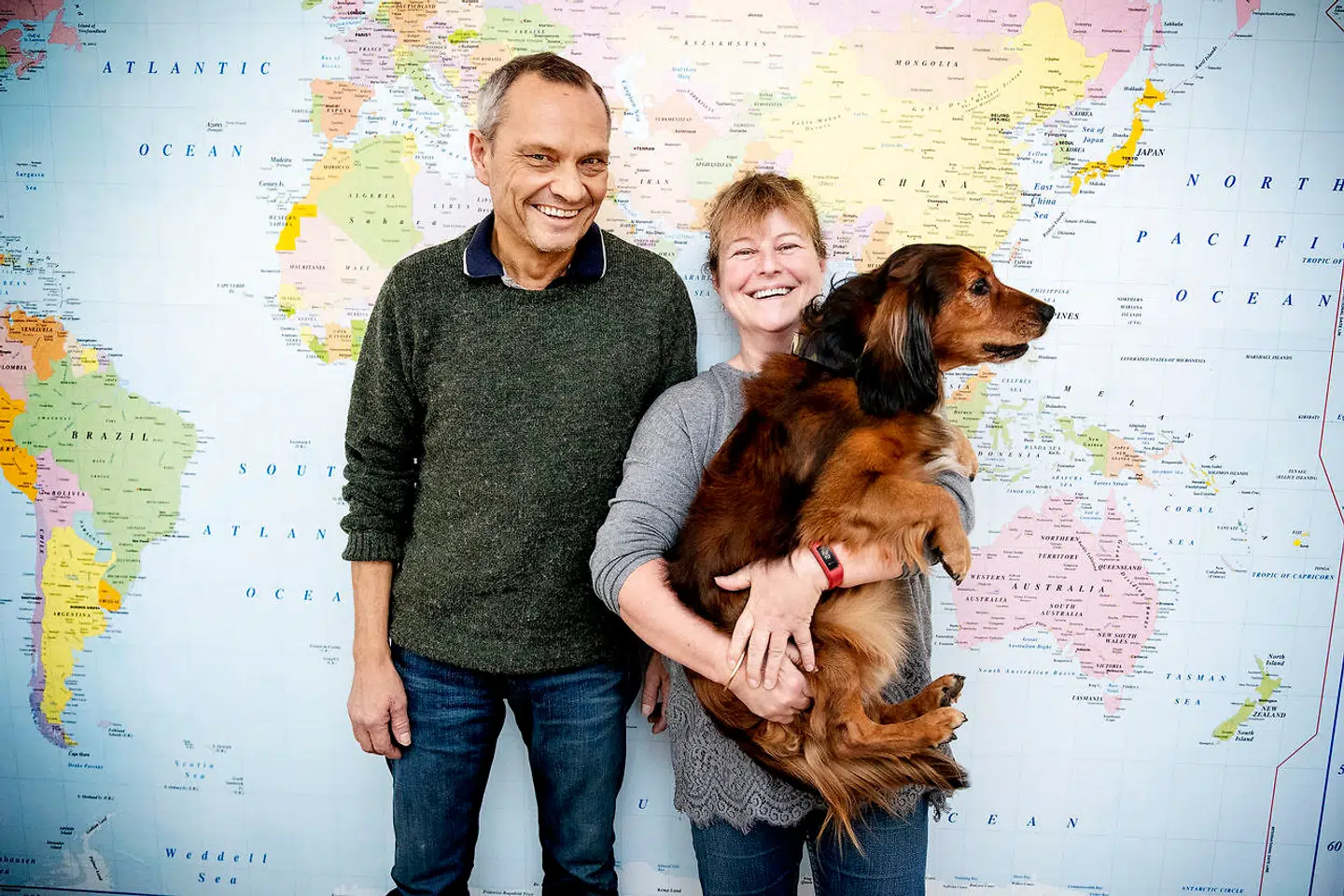 Bent Jensen og Tine Jensen har været gift i 30 år. Her ses de sammen med hunden Felix foran landkortet i hjemmet i Helsingør.