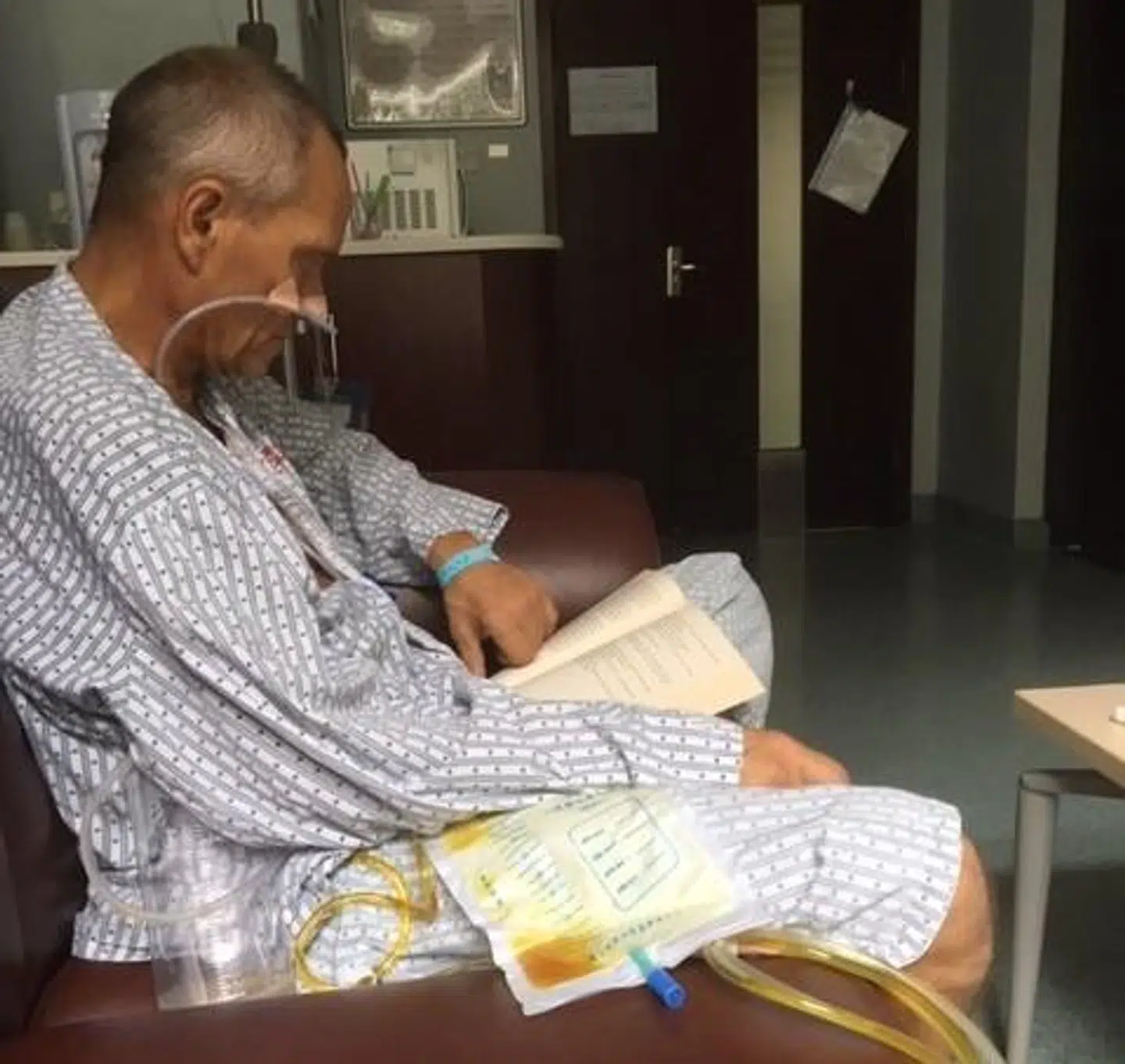 Bent Jensen på hospitalet i Kina, hvor han modtager store mængder medicin for at styrke immunforsvaret. Foto: privat.
