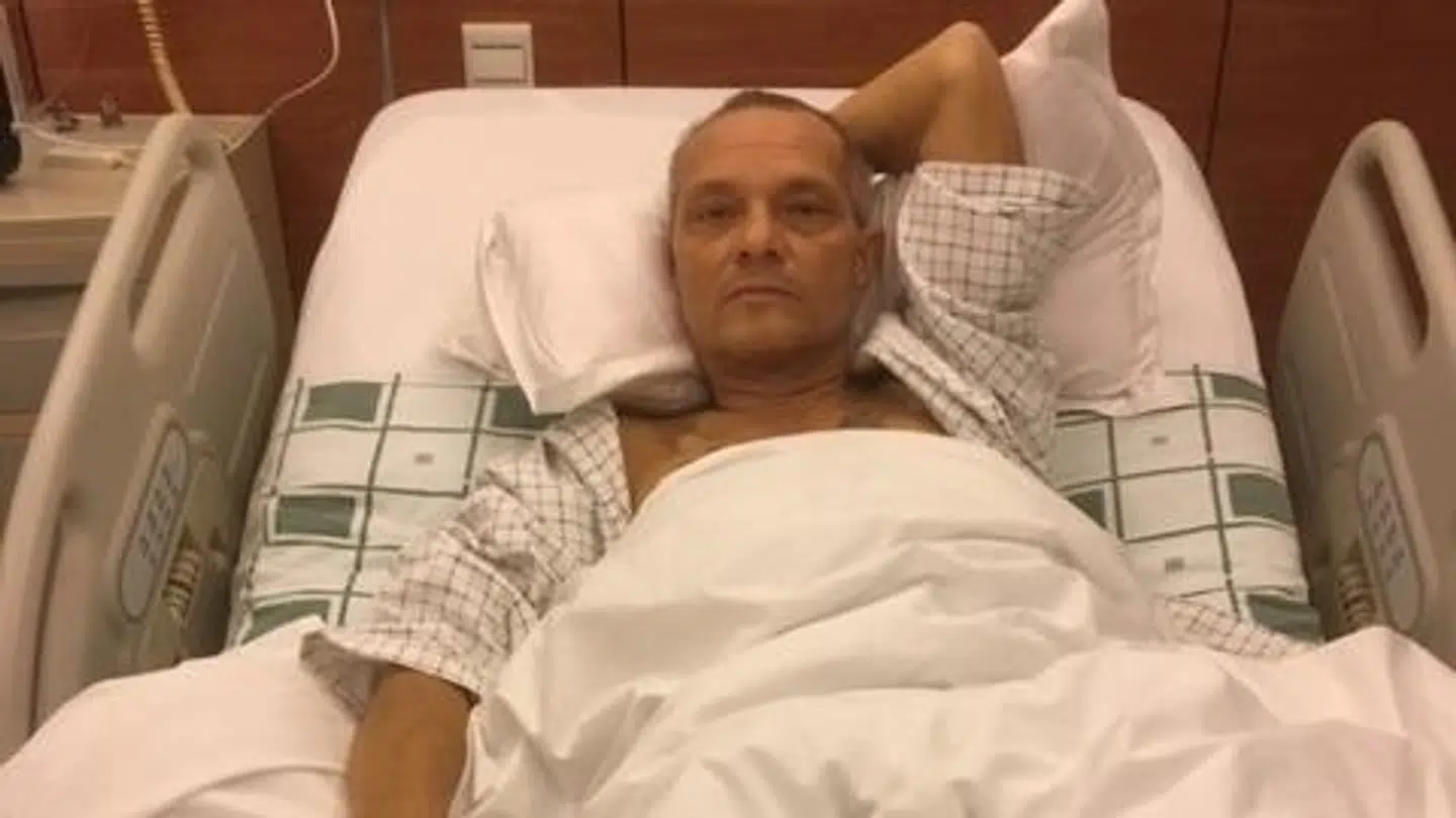 Bent Jensen på hospitalet i Kina efter at være blevet opgivet af lægerne i Danmark. Han var af sted i en måned. Foto: privat.