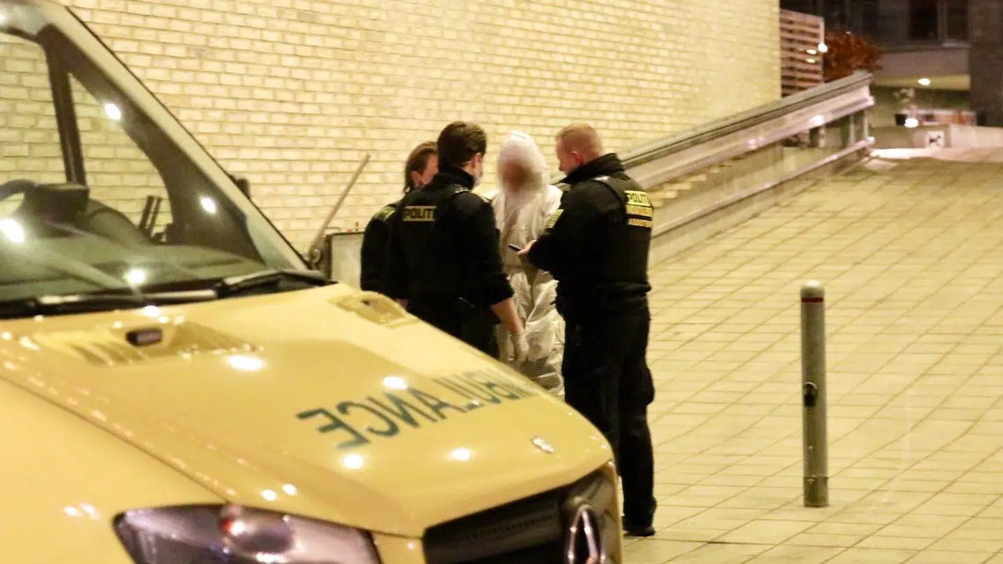 Sluseholmen i København, onsdag den 26. december 2018. En person er natten til onsdag hentet i ambulance fra en lejlighed ved Sluseholmen, der tilhører fodboldspilleren Nicki Bille. Det bekræfter central efterforskningsleder ved Københavns Politi Bjarke Madsen. Politiet kan tidligt onsdag morgen ikke oplyse noget om personens identitet og altså heller ikke, om den tilskadekomne person er Nicki Bille. - Der er hentet en person i ambulance, og politiet arbejder på stedet med teknikerudstyr, og det er faktisk også, hvad jeg kan sige på nuværende tidspunkt, siger efterforskningslederen.. (Foto: Mathias Øgendal/Ritzau Scanpix)