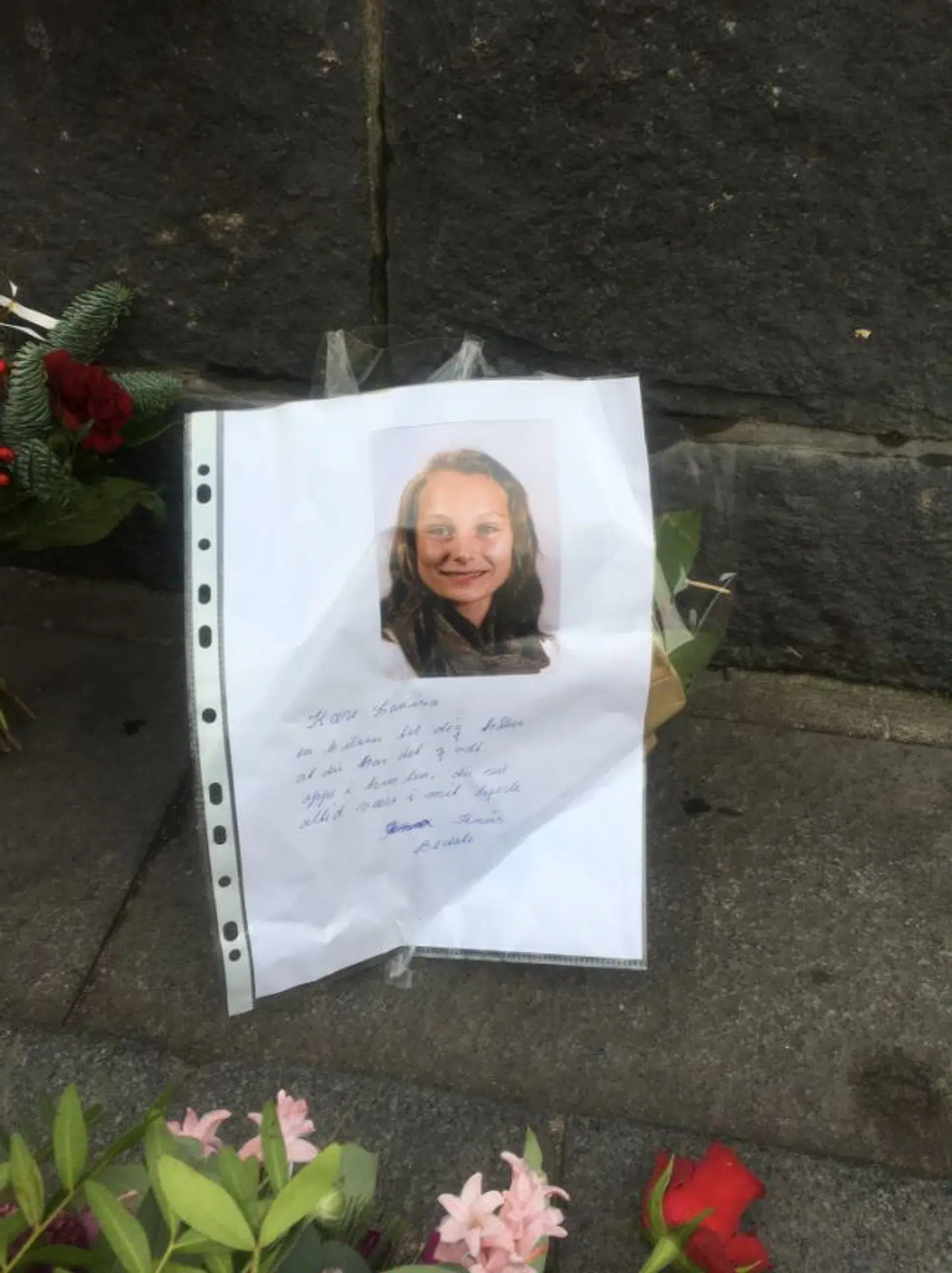 'Kære Louisa. En hilsen til dig. Håber, at du har det godt oppe i himlen. Du vil altid være i mit hjerte. Knus bedste.' Skriver bedstemoren til Louisa Vesterager Jespersen i en hilsen, der er lagt på Rådhuspladsen.