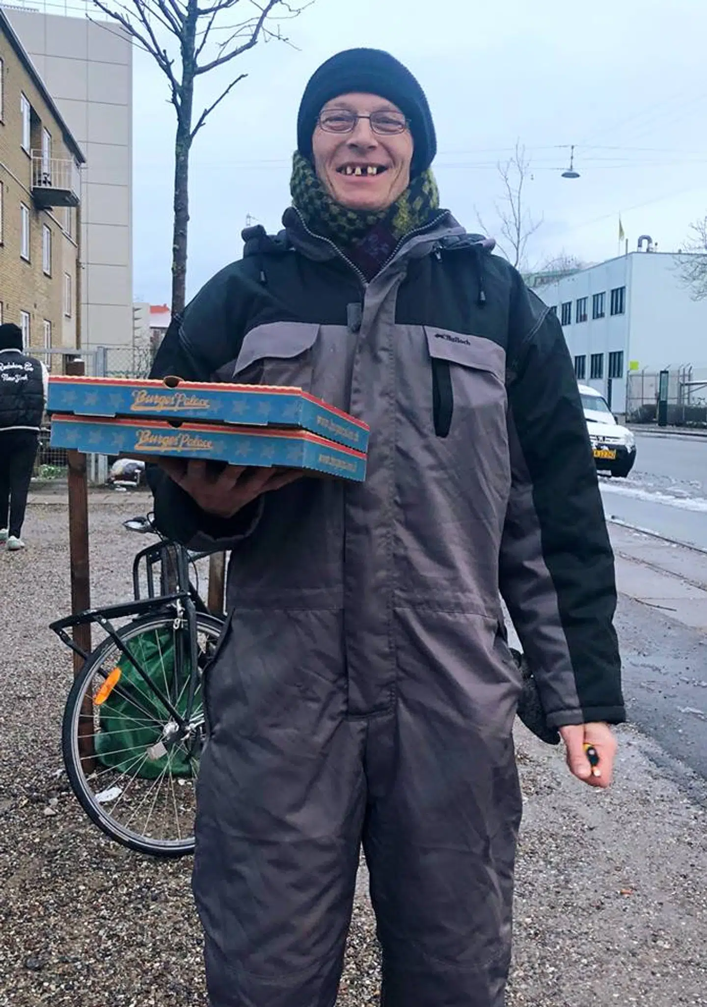 En hjemløs fra et herberg får pizzaer doneret af en restauratør lillejuleaften..