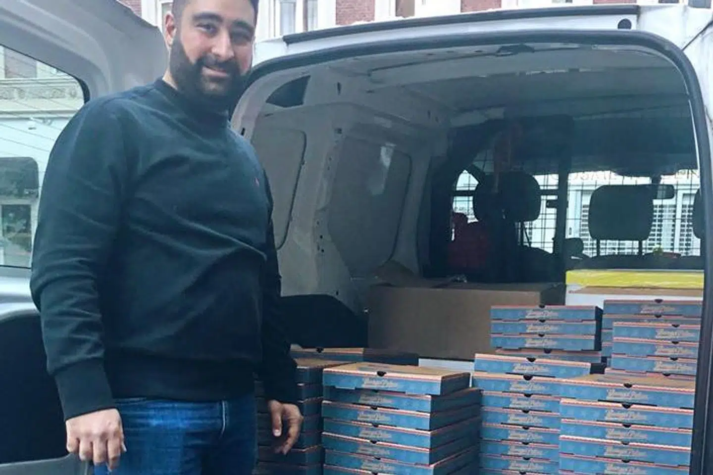 Restauranten Burger Palace leverede pizzaer til hjemløse lillejuleaften.