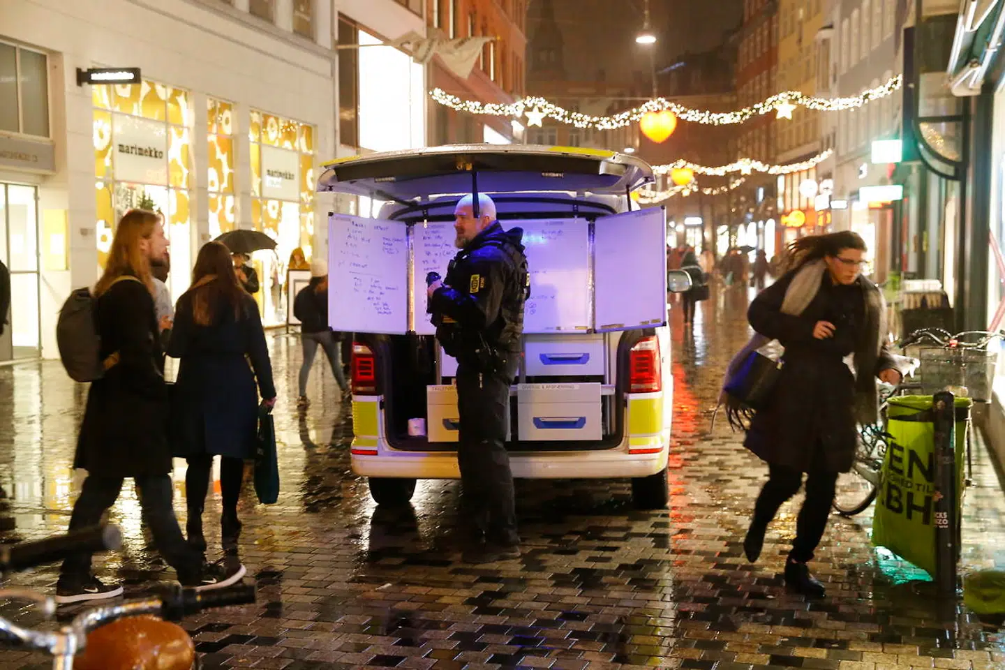 Politi i Købmagergade efter en anmeldelse om bevæbnet mand i indre København. Store politistyrker er til stede i indre København torsdag den 6. december 2018 Illum i Købmagergade og flere togstationer er lukket. (Foto: Jens Astrup/Ritzau Scanpix) ccc