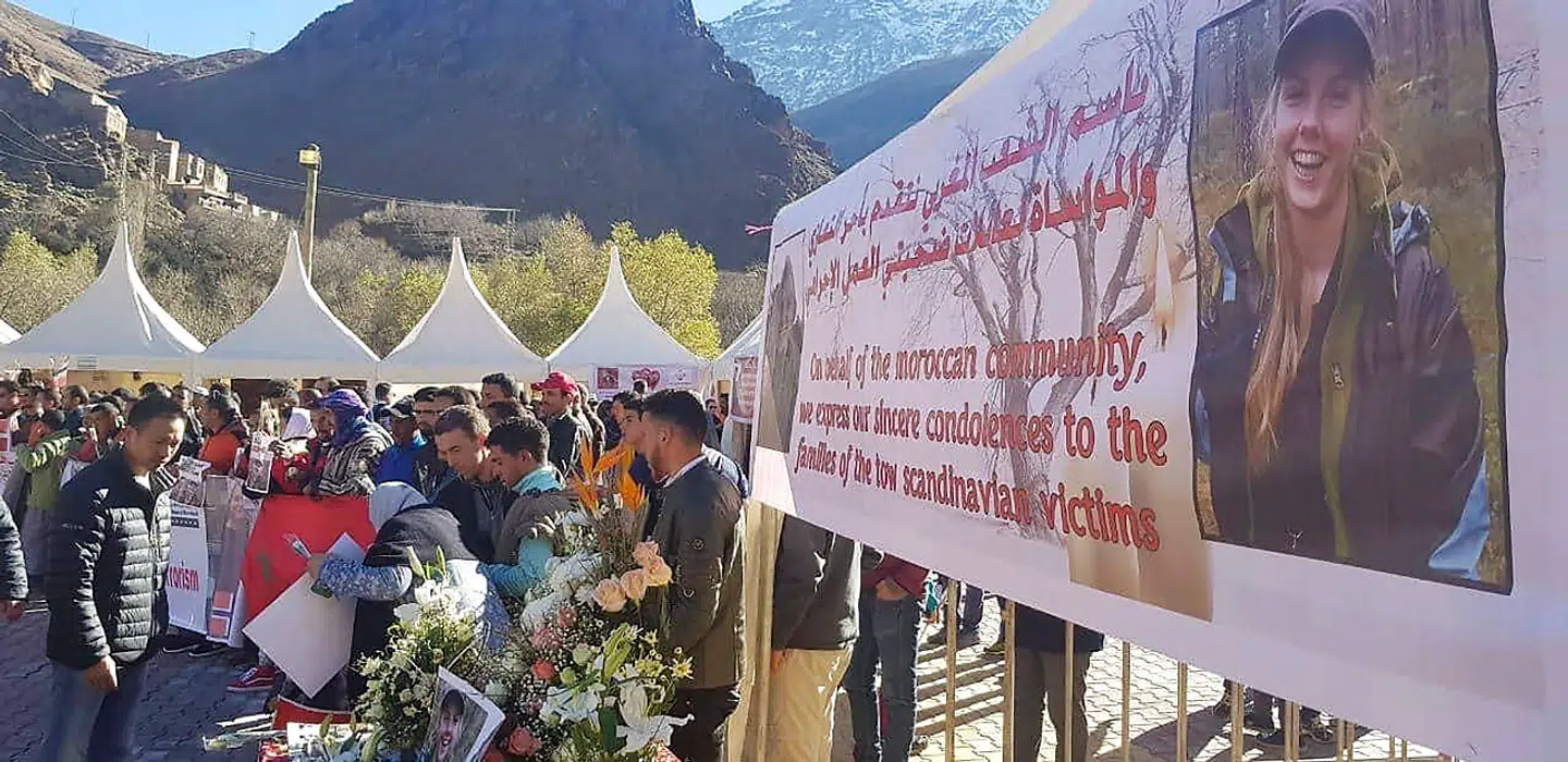 Både Imlils innbyggere og turister deltog lørdag i et mindeoptog for Maren Ueland og Louisa Vesterager Jespersen.