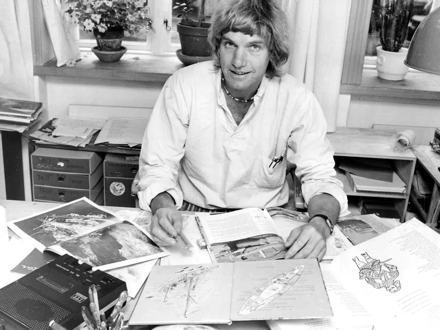 (ARKIV) Troels Kløvedal fotograferet i arbejdsværelset den 10. september 1983. Forfatter og eventyrer Troels Kløvedal er søndag død i en alder af 75 år. Det oplyser hans søn Mikkel Beha til Politiken. Foto: Bent K. Rasmussen/Ritzau Scanpix