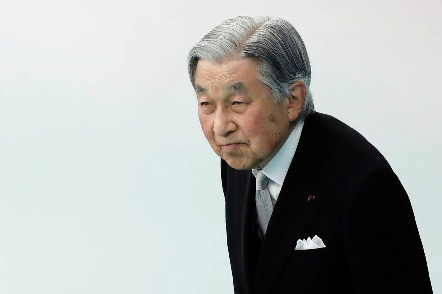 Kejser Akihito, der abdicerer i april 2018. Og dermed bryder en 200 år lang tradition i Japan. Billedet her er fra Tokyo, 15. august 2018.