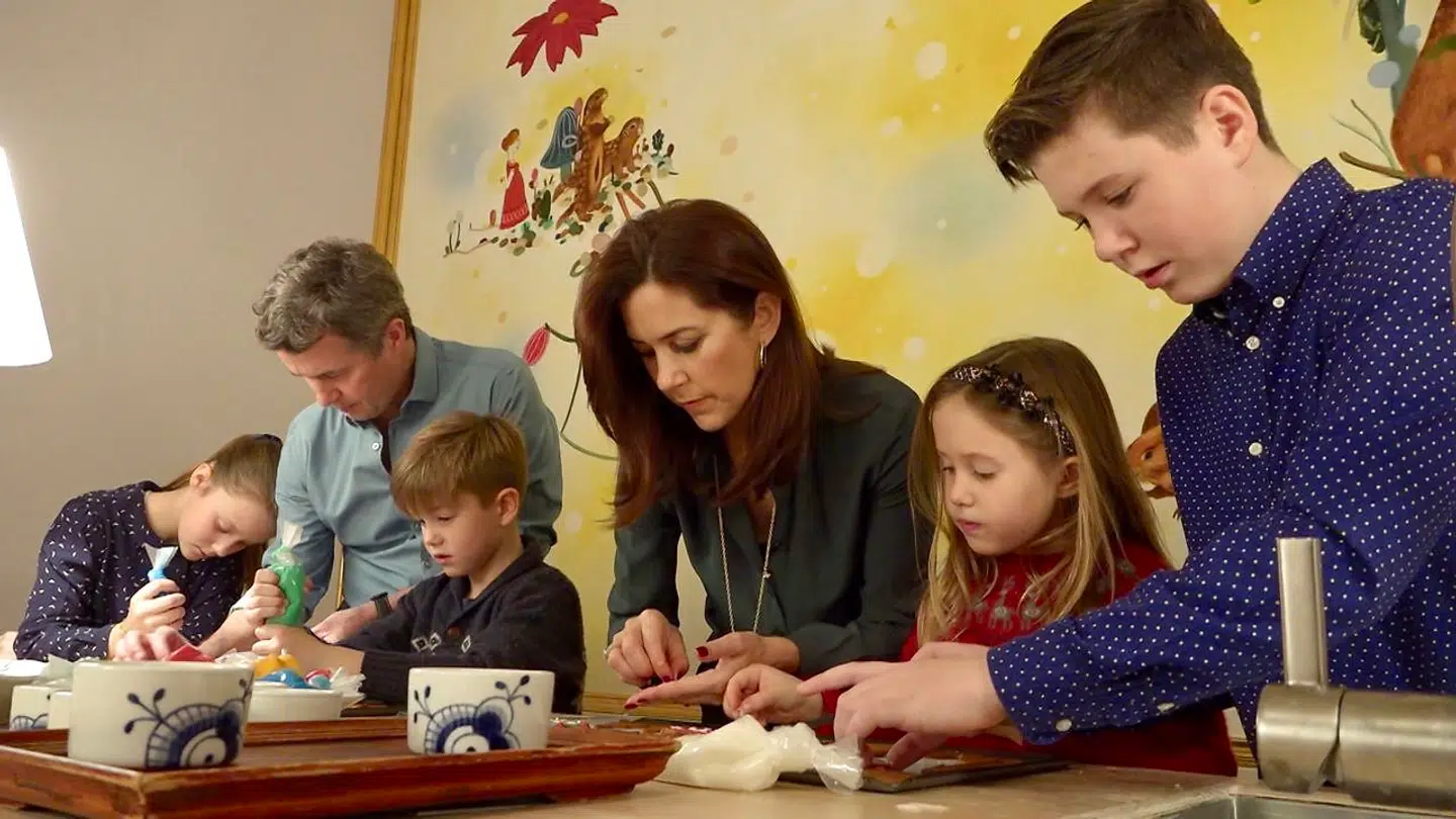 Kronprinsen, Kronprinsessen, Prins Christian, Prinsesse Isabella, Prins Vincent og Prinsesse Josephine bager julekager og pynter dem med farvet glasur.